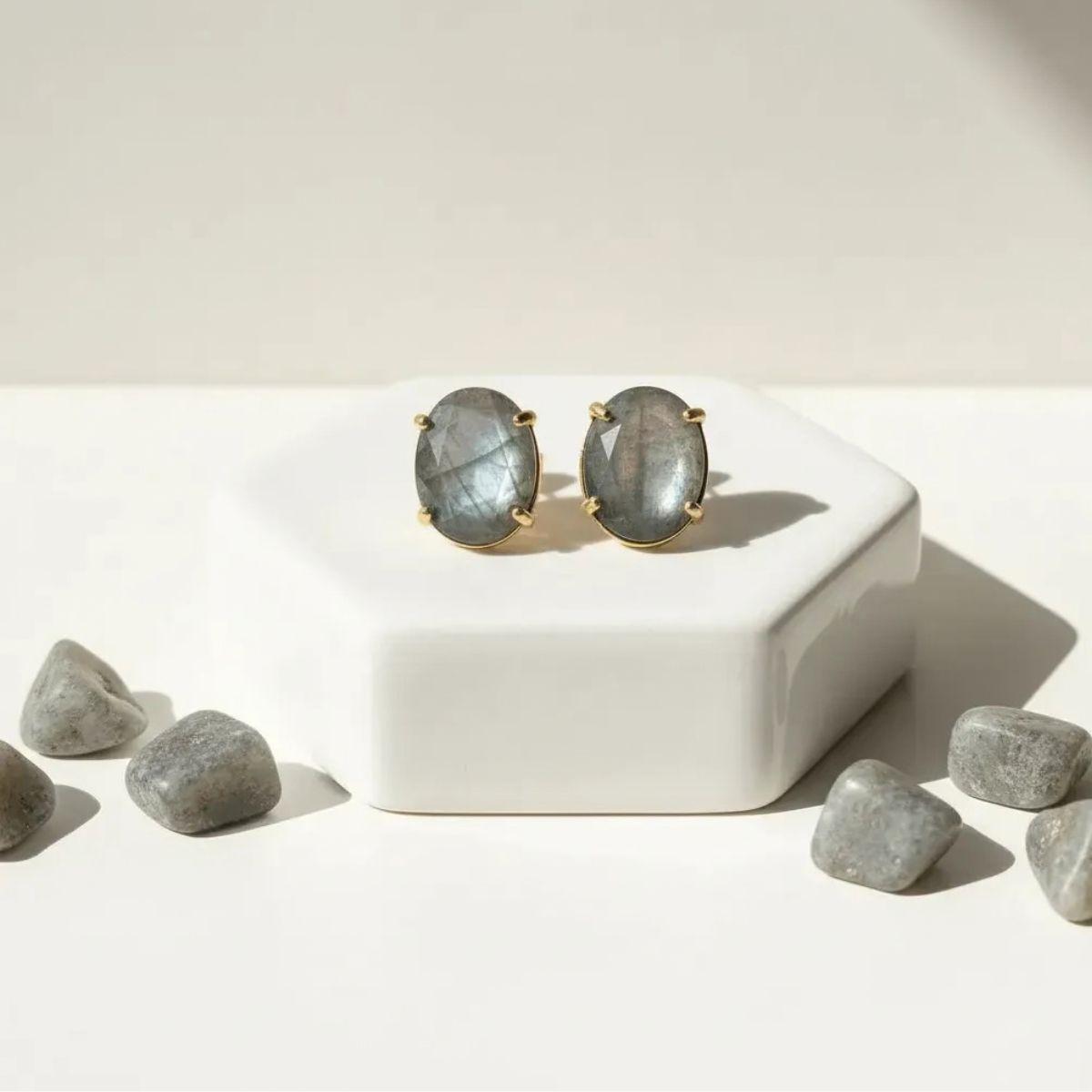 Labradorite jewelry — labradorite meaning, properties and how to wear it
