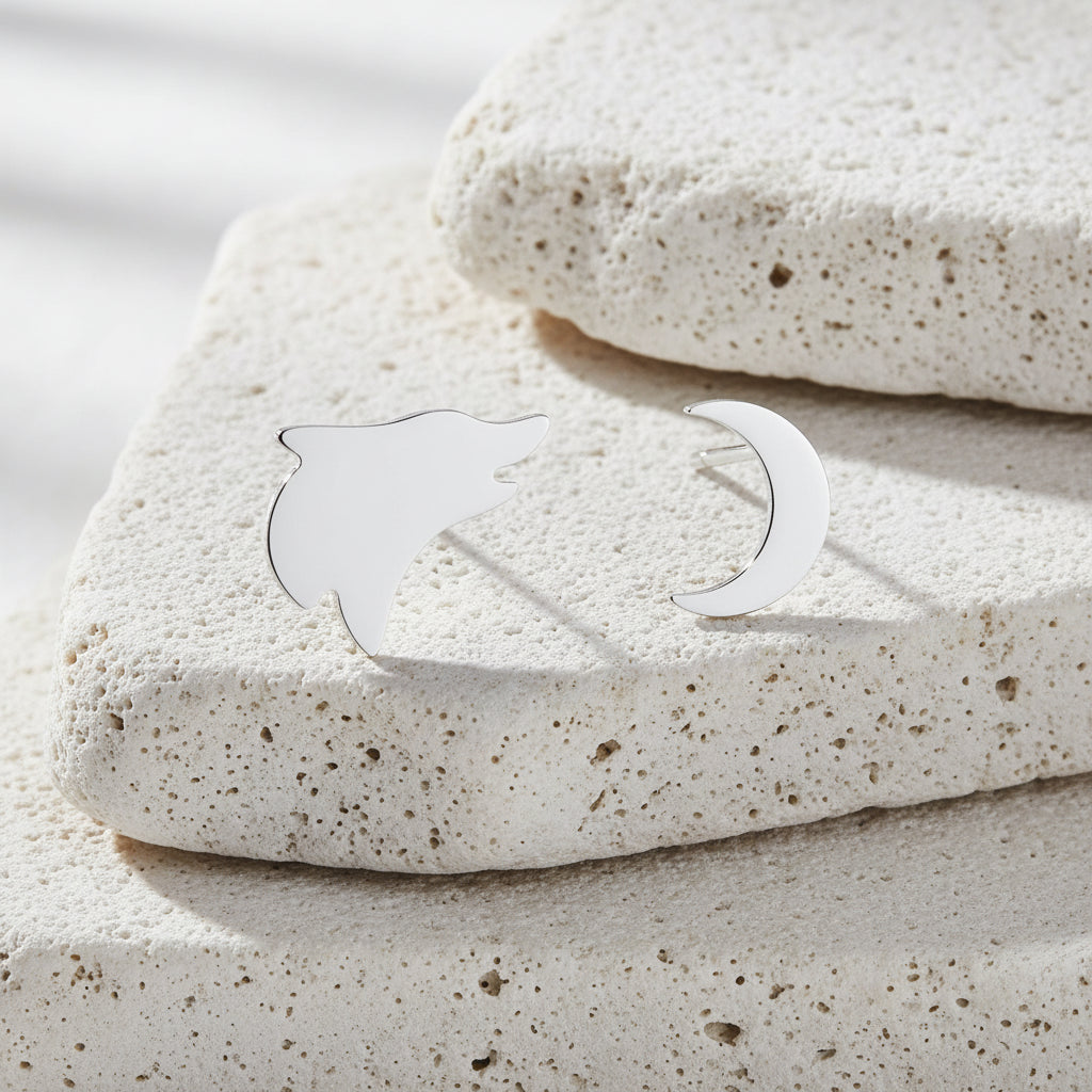 White wolf-shaped earrings on a white background with 'Jisensp' branding.
